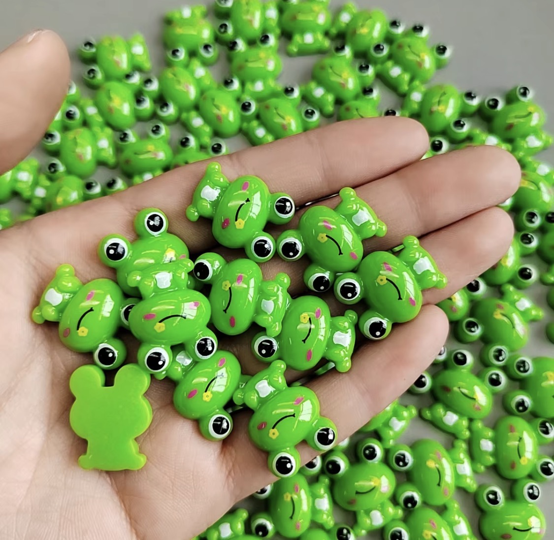 10 large frogs to decorate crafts