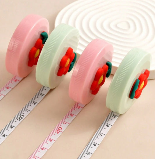 Retractable mini measuring tape